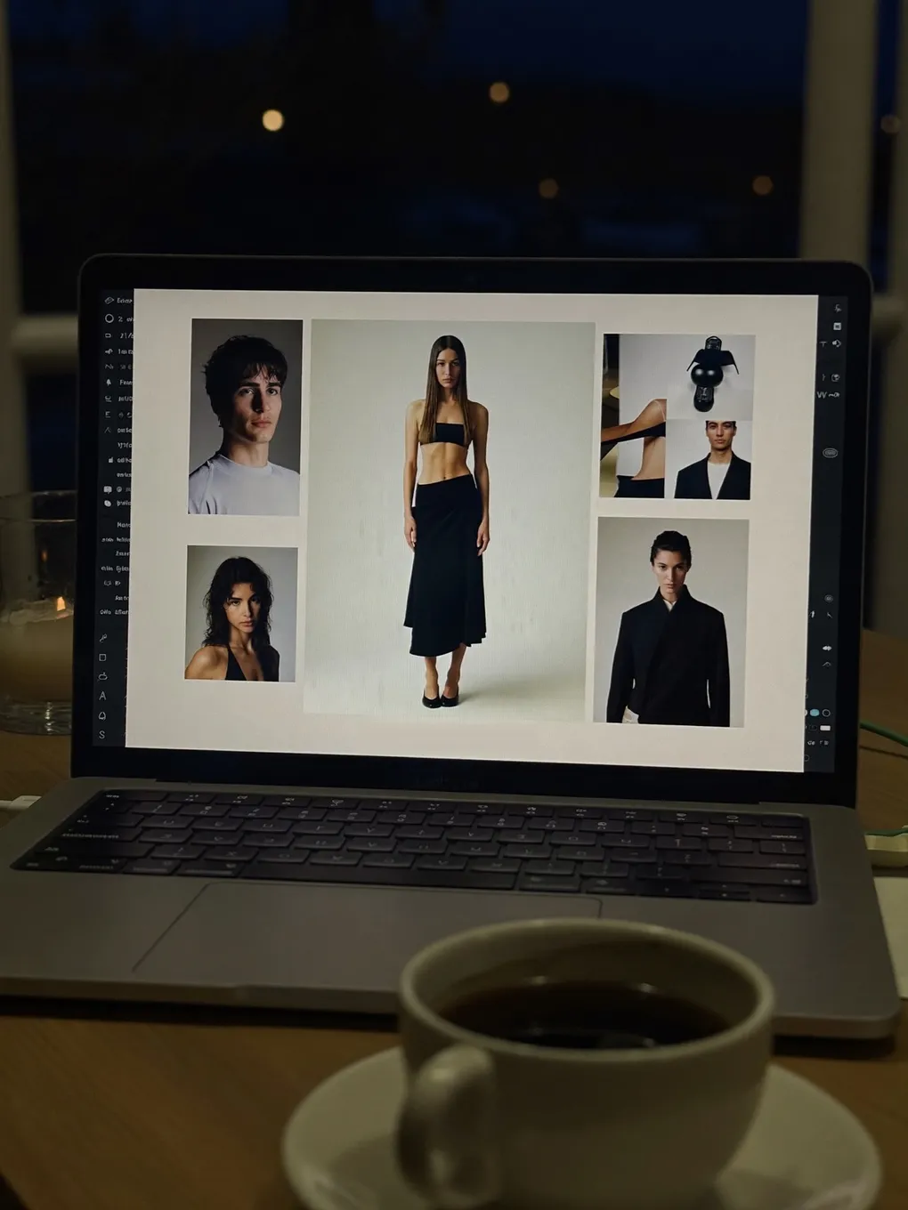 Laptop mit geöffneter Modelkartei auf einem Schreibtisch, daneben eine Tasse Kaffee.