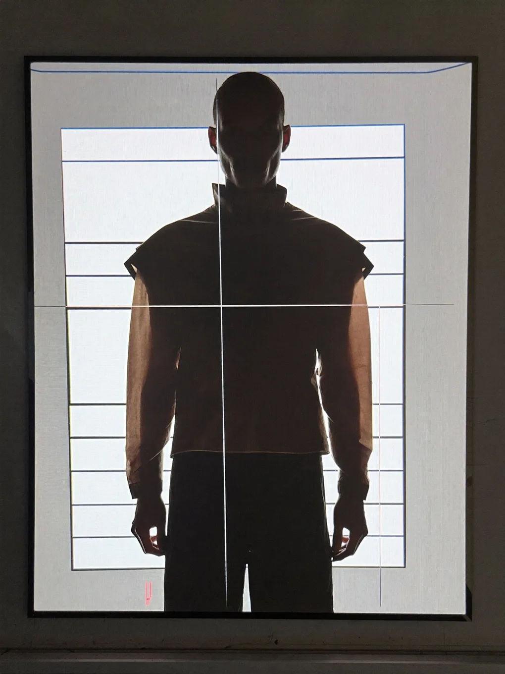 Dunkle Silhouette einer Figur auf einer beleuchteten Fläche.