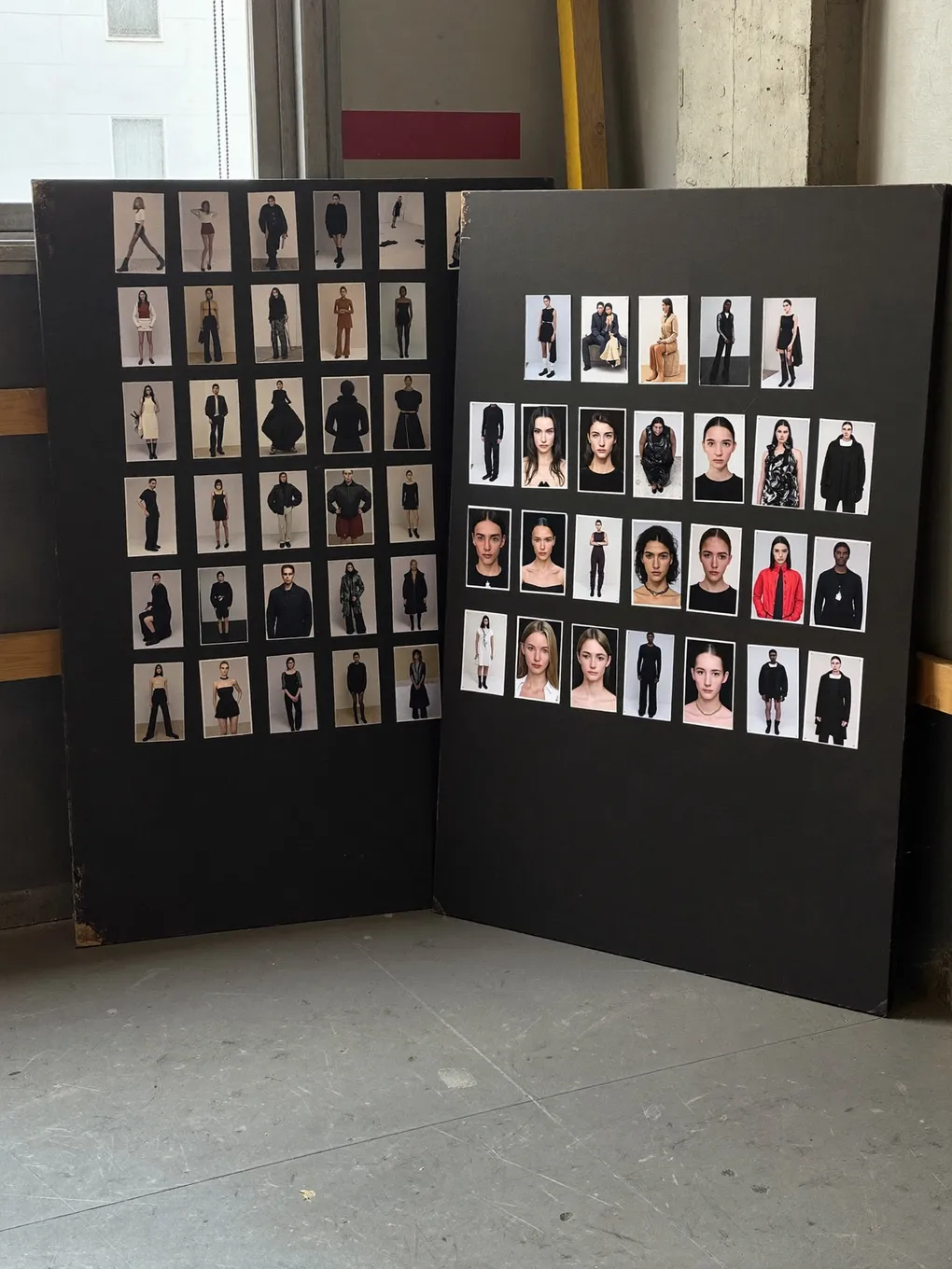 Zwei aufgestellte Präsentationswände voller Modelporträts in einem Studio.