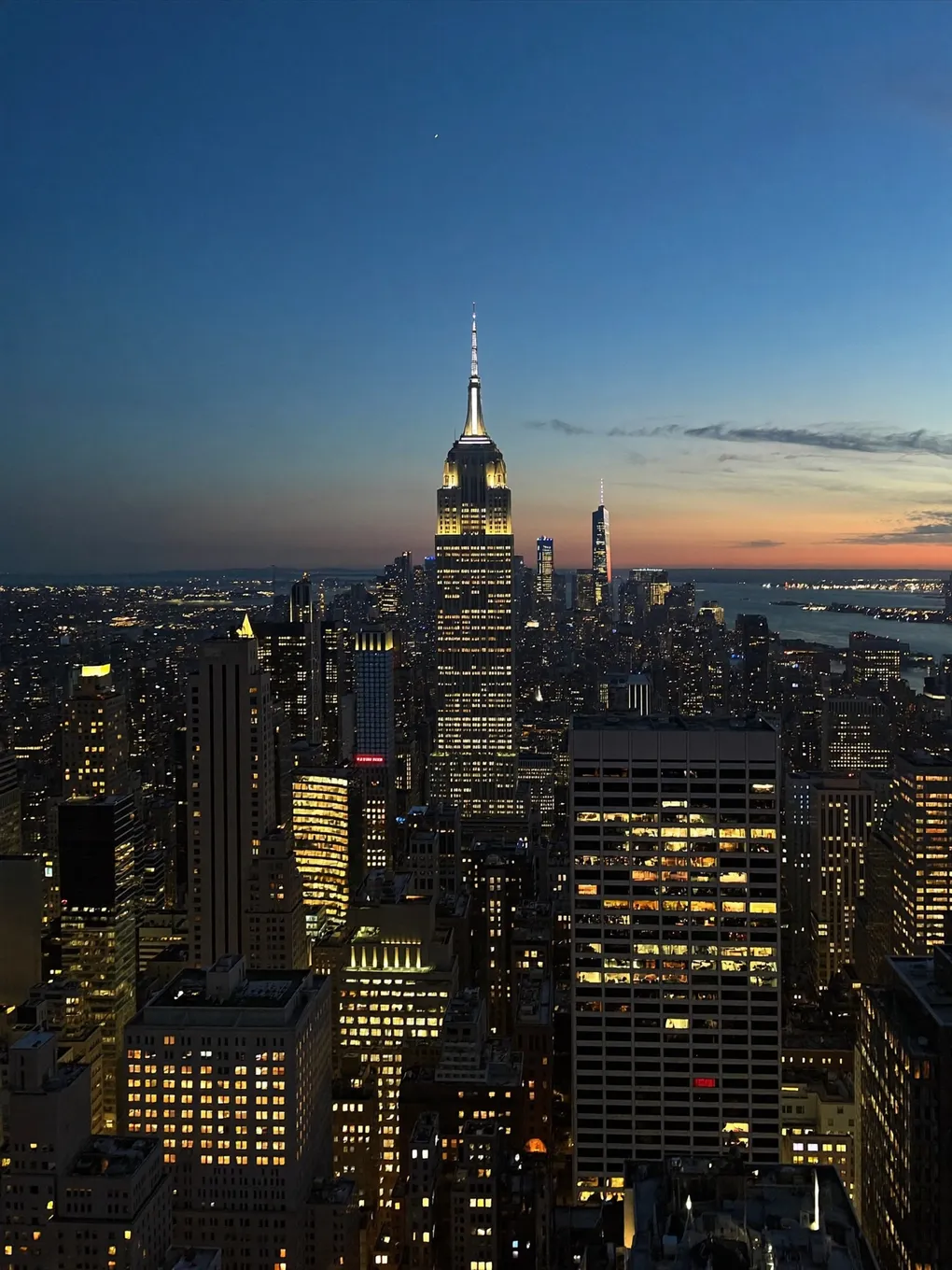 New Yorker Skyline in der Dämmerung mit dem Empire State Building.