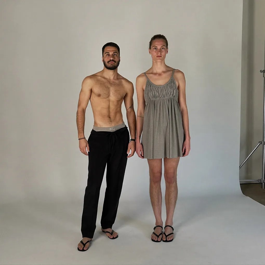 Ein Mann und eine Frau stehen nebeneinander vor weißem Studiohintergrund.