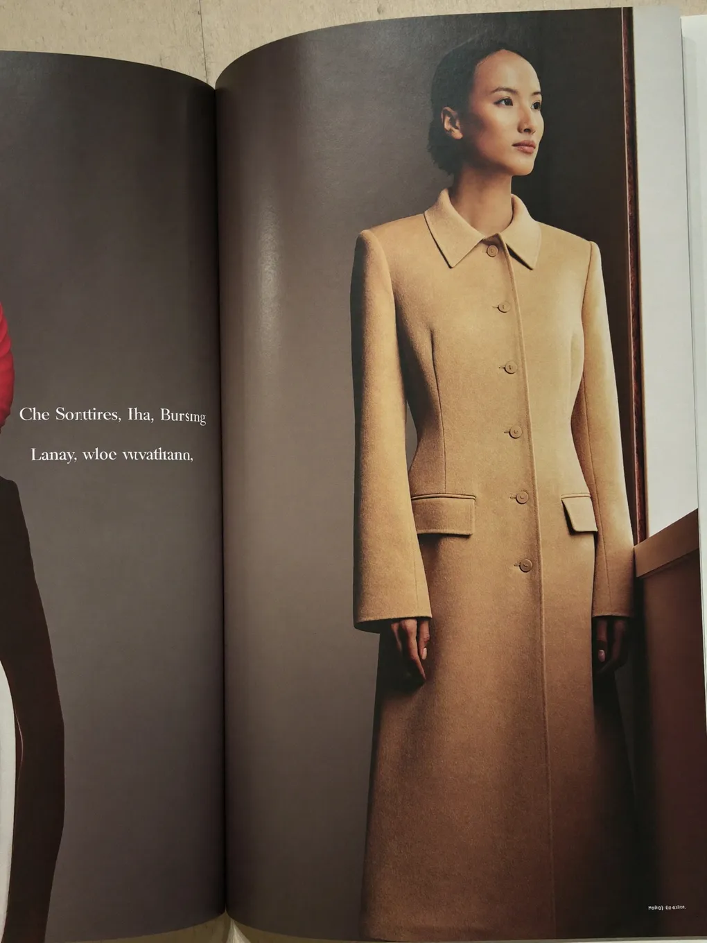 Magazinseite mit einem Model im Kamelmantel vor abstraktem Hintergrund.